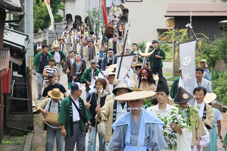 分水まつりで185人で編成するみこし渡御の行列