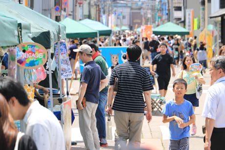  2万0100人に人出でにぎわった