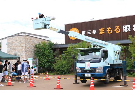 新潟県電気工事工業組合三条支部青年部による高所作業車試乗体験会も大人気
