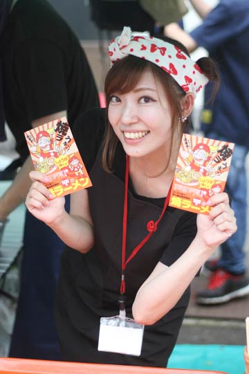 タレントで女優の山崎日菜さんが実家の経営の侍ラーメンの出店で売り子の手伝い