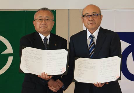 災害時相互援助等に関する協定を結んで握手する弥彦村の小林豊彦村長(左)と青木村の北村政夫村長