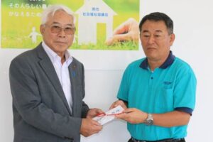 燕市社会福祉協議会の山岡重雄会長(左)と和平フレイズの和平稔夫社長