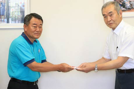 和平フレイズの和平稔夫社長(左)とつばめ福祉会の吉田賢一理事長