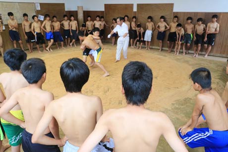 相撲のけいこを行う横浜市の少年サッカークラブチーム「JFC FUTURO」