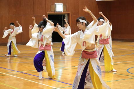 解散する燕市粟生津地区のよさこいソーランチーム「風雅」が吉田まつりに向けた最後の練習