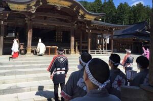弥彦燈籠祭りを前に22日朝から青年燈籠村内巡行
