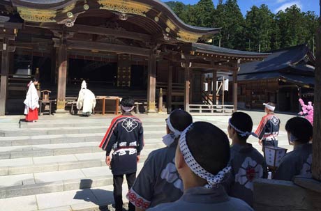 青年燈籠村内巡行を前に午前9時から弥彦神社で行われた修祓