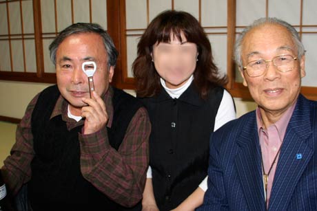 捧武写真集「大倉修吾を撮る」出版記念展の打ち上げの席でおどける大倉さん(左)と捧さん(右)、2007年11月24日
