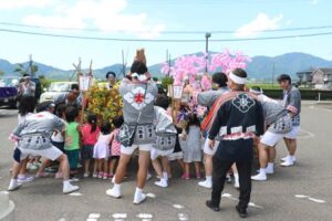 弥彦燈籠まつりを前に氏子青年会が村内保育園に燈籠の出前