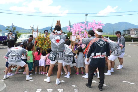 弥彦燈籠まつりに向けた青年燈籠村内巡行、ひかり保育園で