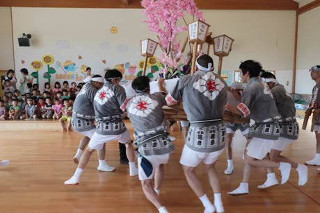 二松保育園で燈籠をもむ