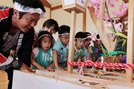 二松保育園で子どもたちも燈籠担ぎを体験