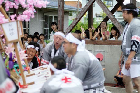 ひかり保育園で氏子青年会に声援を送る子どもたち
