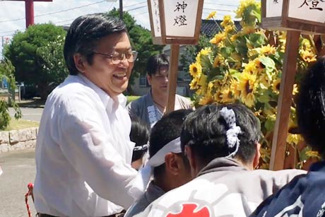 青木副村長も燈籠押しに挑戦