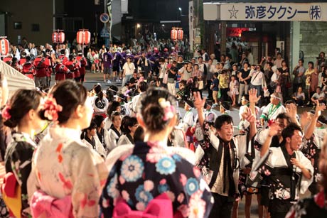 第59回吉田まつりの初日22日のメーンの吉田民謡流し