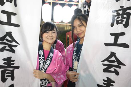 竿灯に乗った「Lily＆Marry’S」のひうらさん(左)と細貝さん