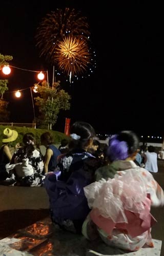 浴衣姿で花火見物