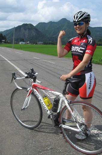 「下田DEサイクリング」で参加者と一緒に自転車に乗る元実業団自転車選手で三条市地域おこし協力隊の下沢さん