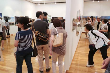 ごった返すギャラリートーク前の展示室