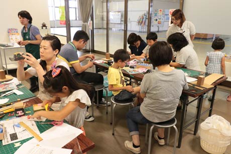 「燕三条Wing」で行われた段ボール素材の「ミニミニみこし」の製作体験