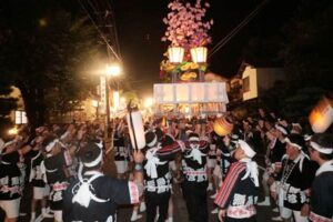 弥彦燈籠まつりは弥彦神社や弥彦温泉街を舞台に最高潮に