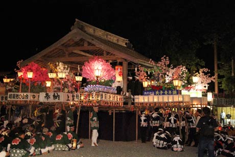 弥彦神社に大燈籠が帰着して秘舞を舞う