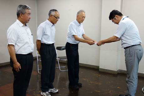 長谷川考基三条市福祉課長に義援金の目録を手渡す三条市自治会長協議会の久保冨彦会長ら
