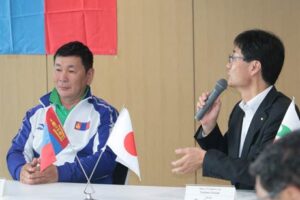 モンゴル国のパラアーチェリー協会会長で北京パラリンピック金メダリスト、バータルジャブ・ダンバドンドグさん(左)と鈴木市長