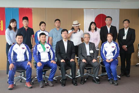 選手団の鈴木市長らで記念撮影