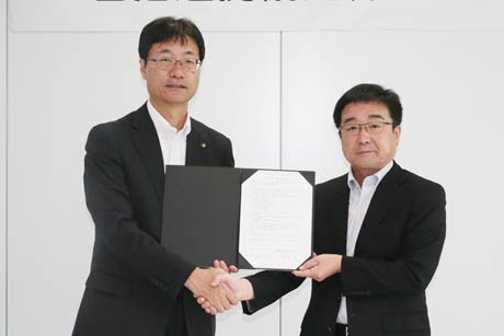 燕市と新潟大の包括連携協定に調印した鈴木力市長(左)と高橋学長
