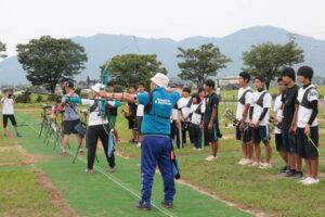 モンゴル国のパラアーチェリー選手団の射形を間近で見学する吉田高校アーチェリー部部員