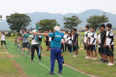 モンゴル国のパラアーチェリー選手団の射形を間近で見学する吉田高校アーチェリー部部員