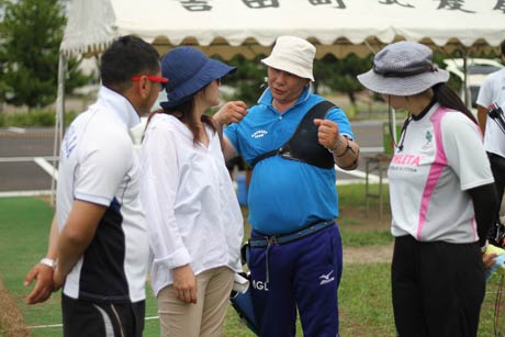 左からモンゴル国選手団コーチのゾルボー・バーダルジャブさん、通訳の島田さん、モンゴル国のパラアーチェリー協会会長の北京パラリンピック金メダリストのバータルジャブ・ダンバドンドグさん、吉田高アーチェリー部第2顧問の佐野教諭