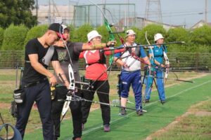 27日、吉田アーチェリー場で練習を始めたモンゴル国のパラアーチェリー選手団