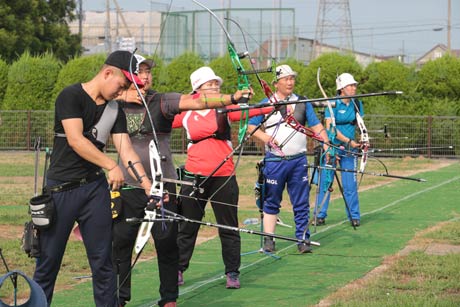 27日、吉田アーチェリー場で練習を始めたモンゴル国のパラアーチェリー選手団