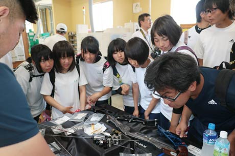 上村製作所を見学してアーチェリー部品を食い入るように見る吉田高校アーチェリー部部員