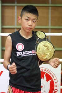 「2016DBSキッズ8階級王者決定戦」の40kg級でで日本王者となった「SPORTS DOJO KAGAYAKI」所属の燕市に住む高桑勝翔かっしょう君