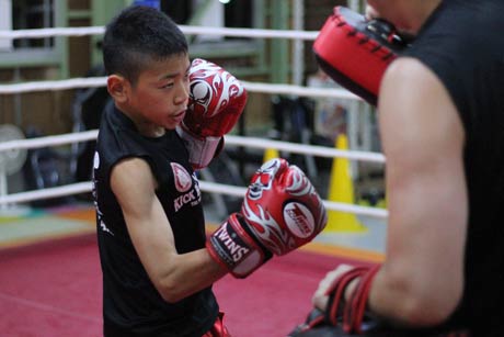  「SPORTS DOJO KAGAYAKI」代表の伊達皇輝さんと練習する高桑君