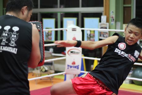  「SPORTS DOJO KAGAYAKI」代表の伊達皇輝さんと練習する高桑君