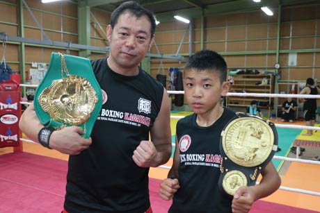 「SPORTS DOJO KAGAYAKI」代表の伊達さんと高桑君、ともにチャンピオンベルトを掲げて