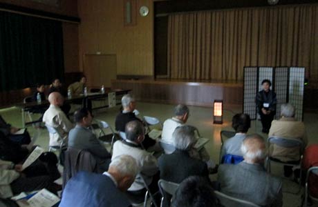 「真夏の夜の怪談会」のヒントになった昨年11月の嵐南公民館主催さわやか大学であんどんを飾って行われた民話の朗読