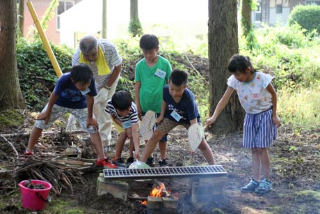 西明寺で行われているお寺宿泊体験交流会、かまど作り班