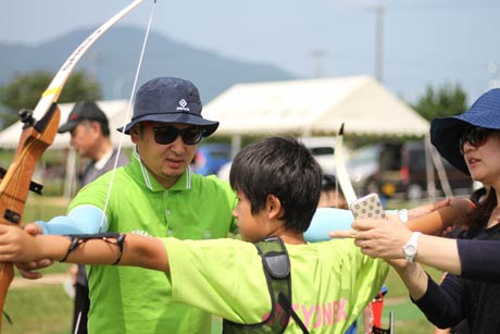 ジュニア教室の中学生に手取り足取りの指導をするモンゴル選手団コーチのゾルボー・バーダルジャブさん