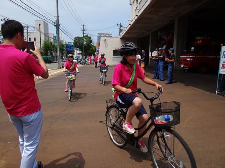 「R289フルコース踏破 by WALK & CYCLE 2016」で三条市消防本部に自転車で到着した只見高校の生徒