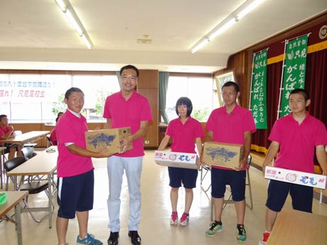 高校生に三条市のモモや特産品を手渡す国定市長
