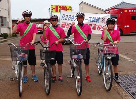 自転車に乗る4人