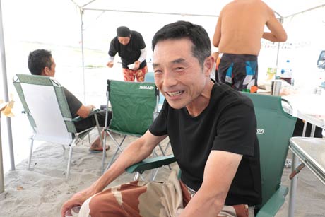 クリーン大作戦を行ってひと休みの4WD愛好者の代表は燕市の武藤さん