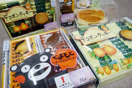 熊本復興支援フェアのコーナーに並ぶ熊本県の名菓