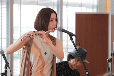 「OKzアニバーサリーコンサート」で演奏する本宮さん
