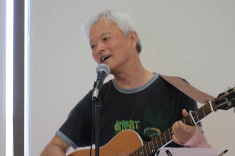 「住民投票音頭」を披露する横山作栄さん